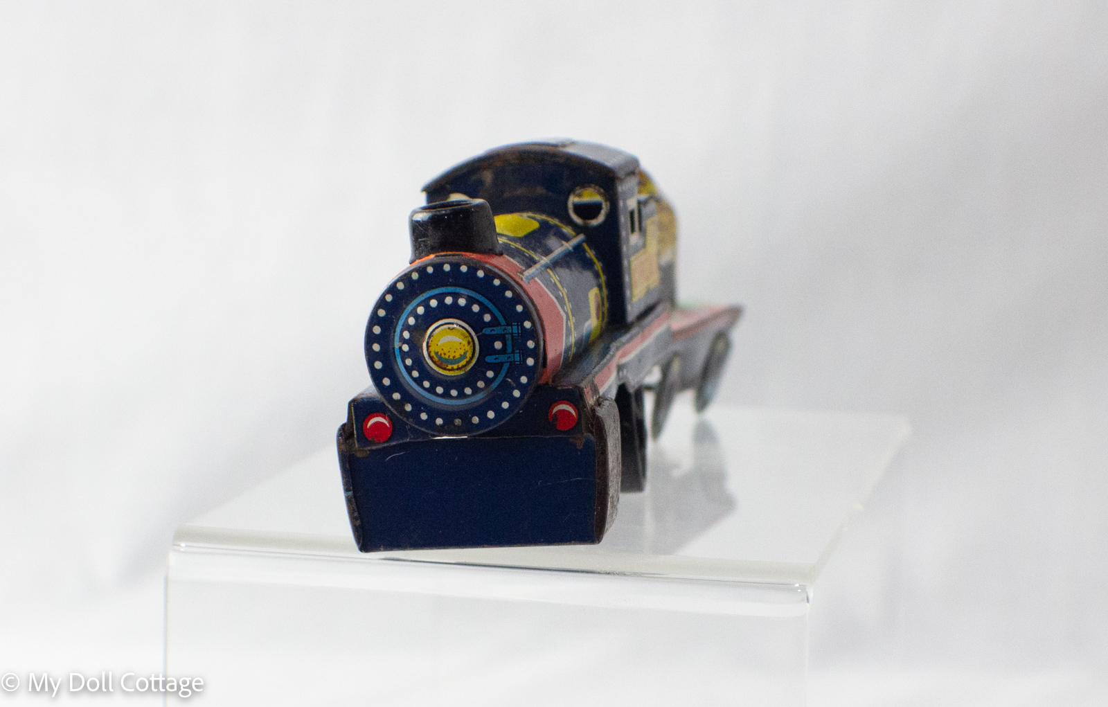 Front view of engine showing round lithographed front with yellow detailing.