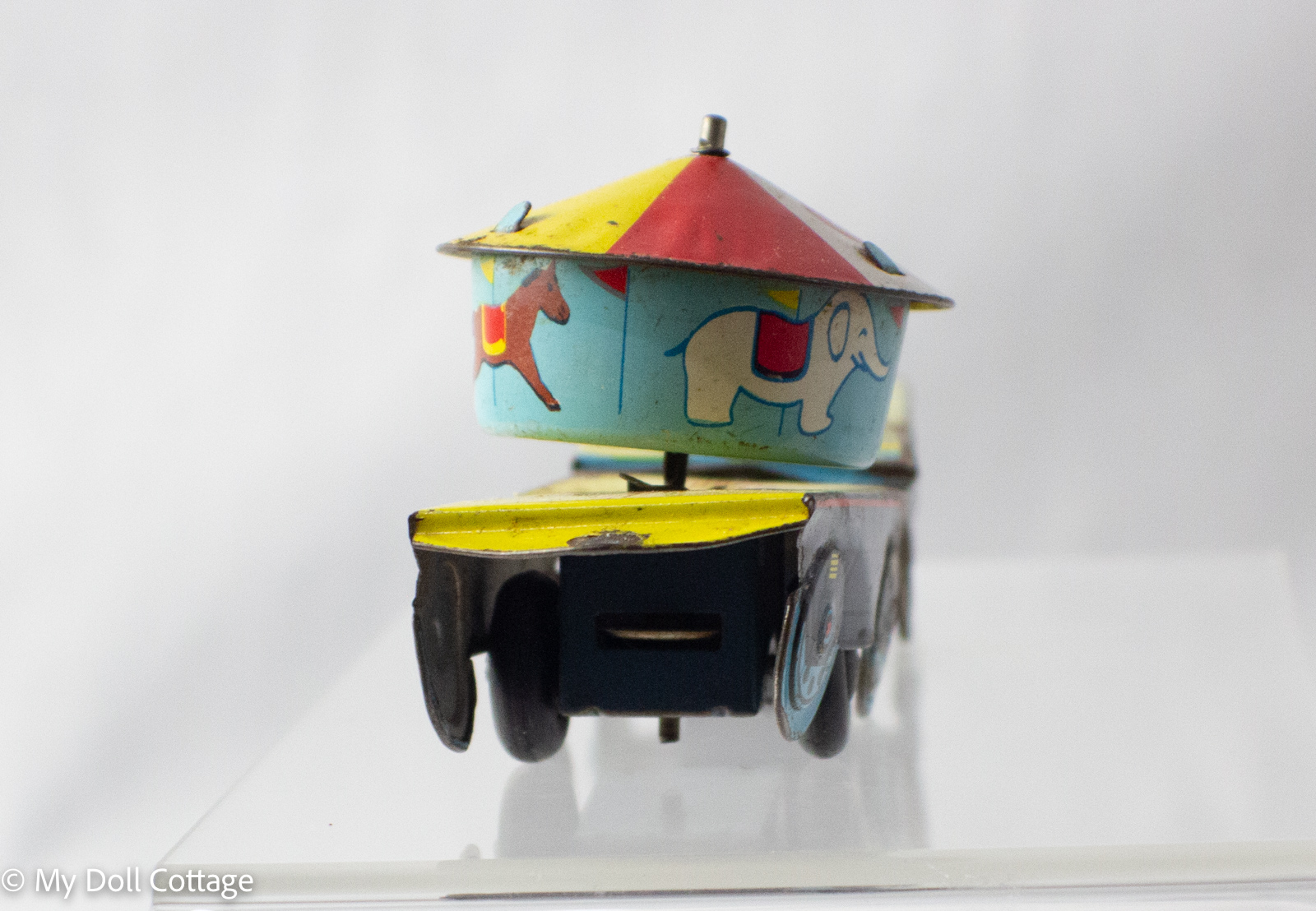 Flatbed carriage with yellow and blue stripes and central lever or rod.