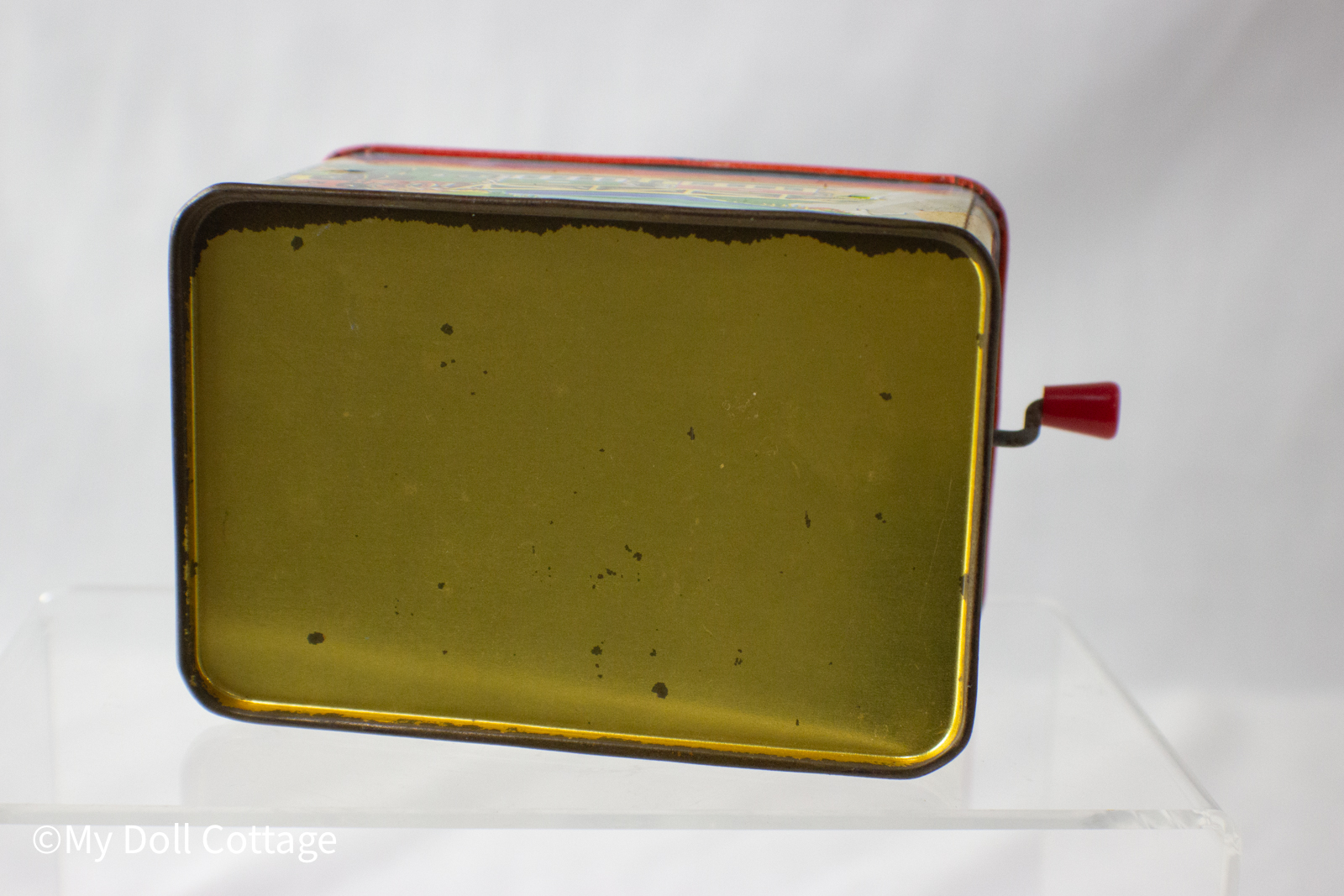 Underside view showing plain gold tin base.