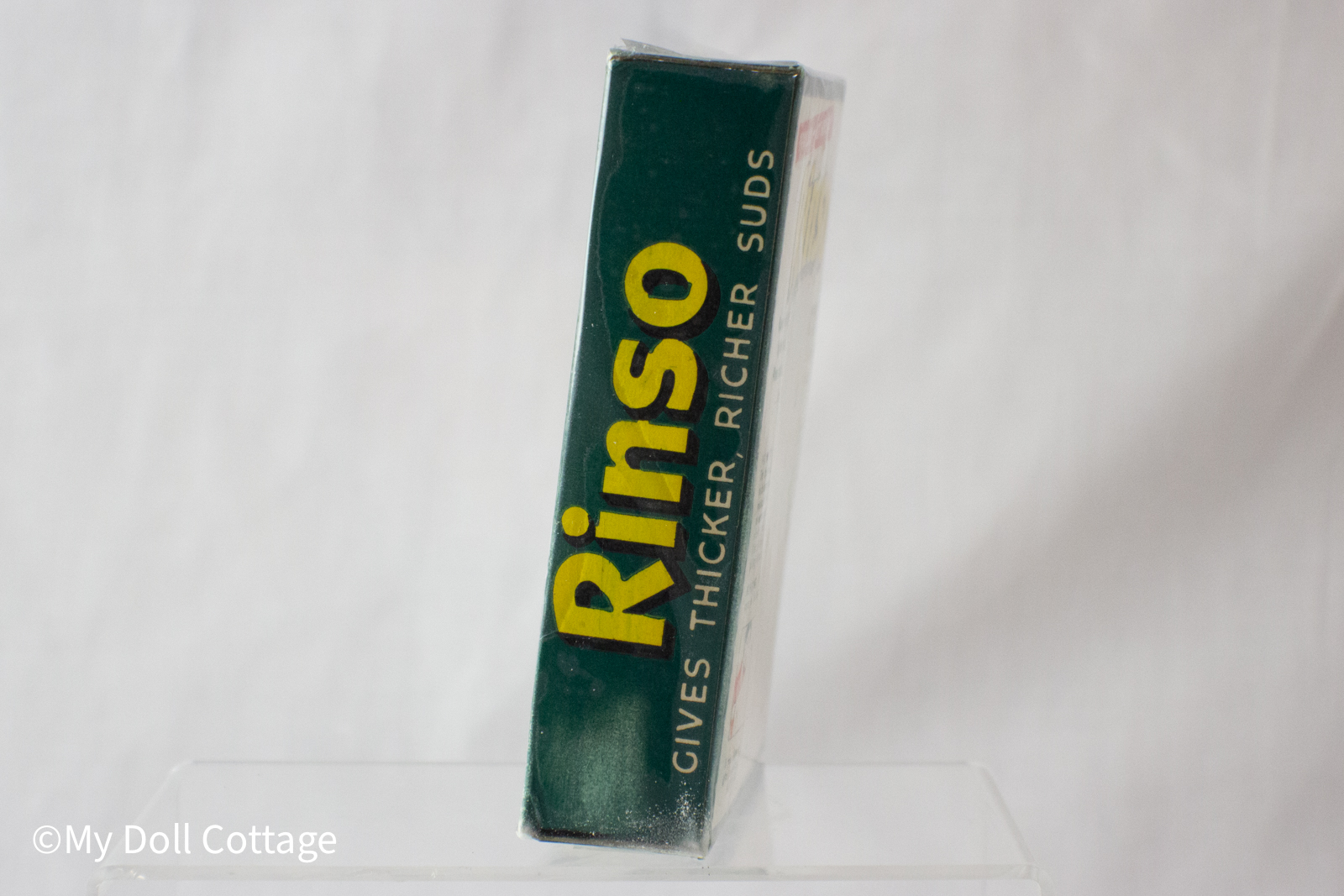 Side view of the Rinso box showing the green panel with the text “Rinso Gives Thicker, Richer Suds”.