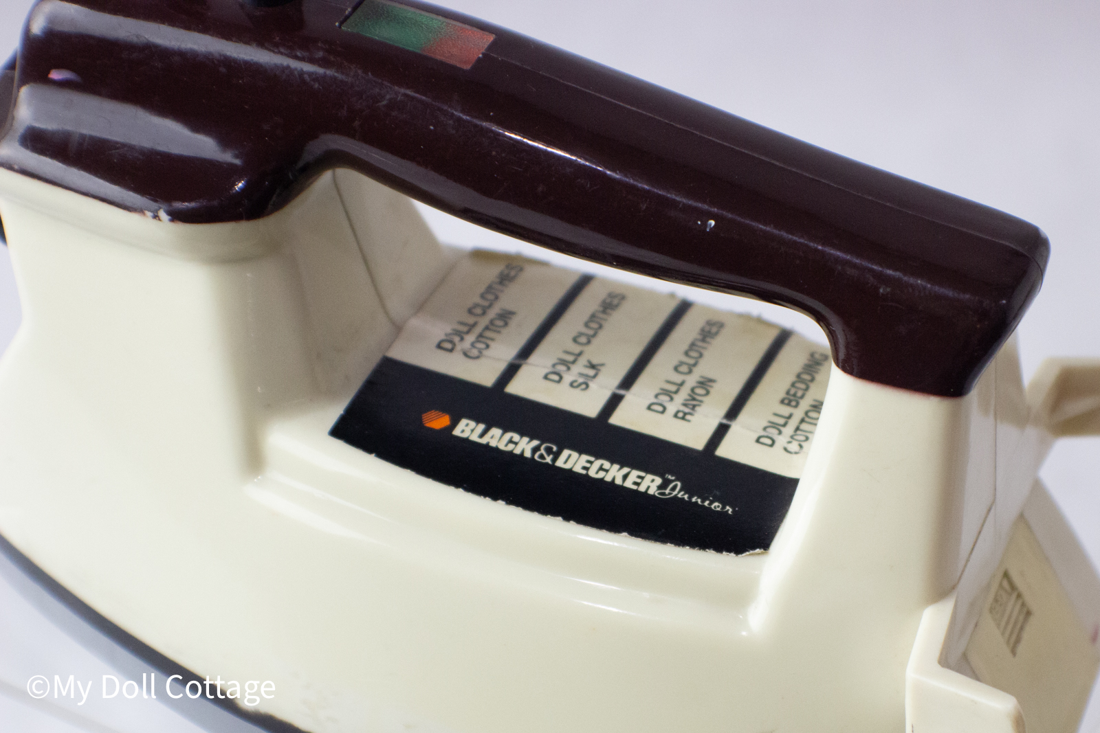 Close‑up of the Black & Decker Junior fabric‑type label on the top of the iron.