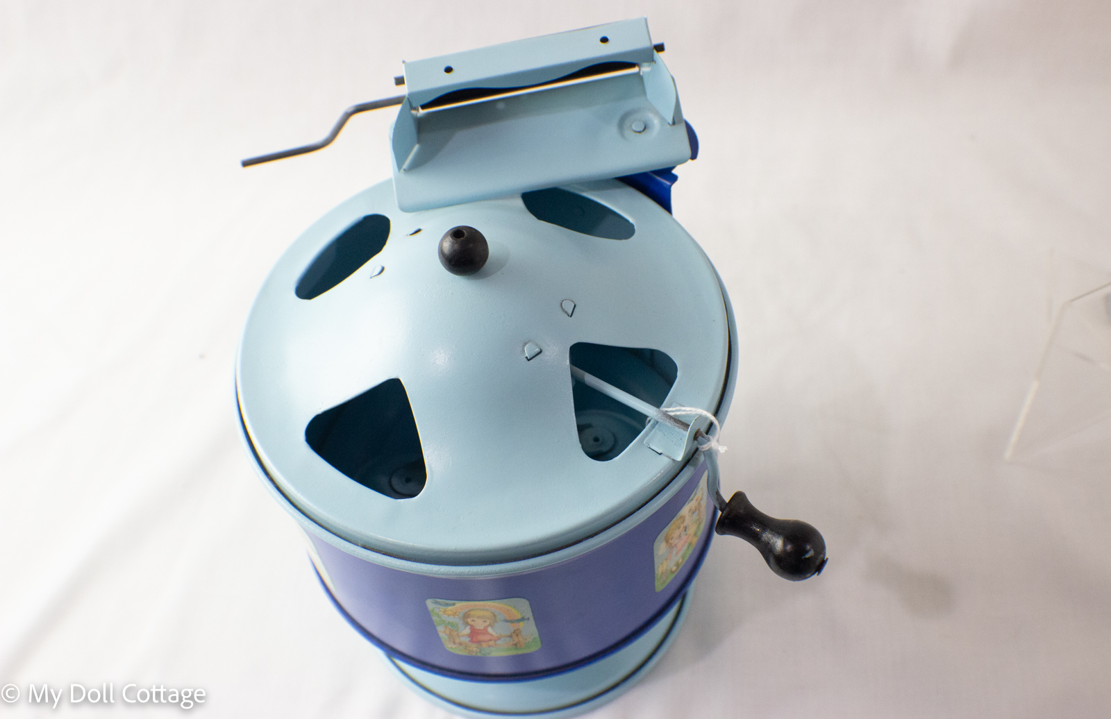 Top view of domed lid with triangular cut-outs and central knob.