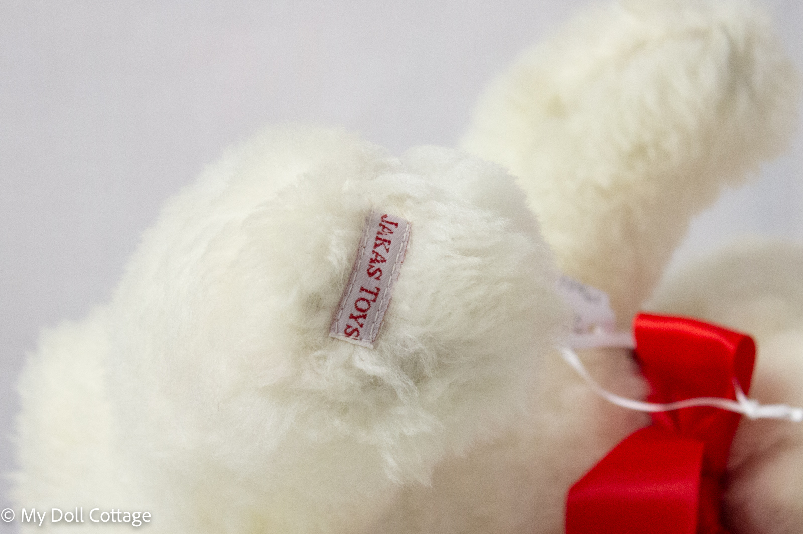 Close-up of Jakas Toys fabric tag on paw
