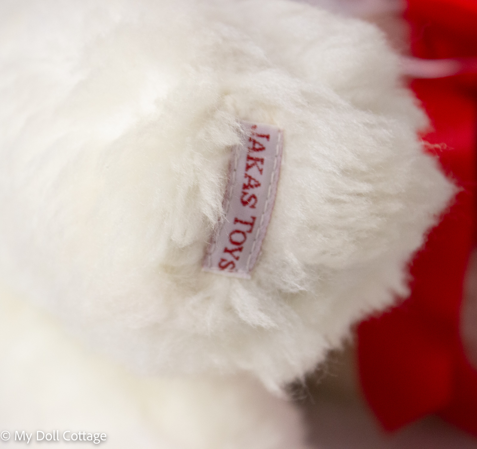 Close-up of Jakas Toys fabric tag on paw