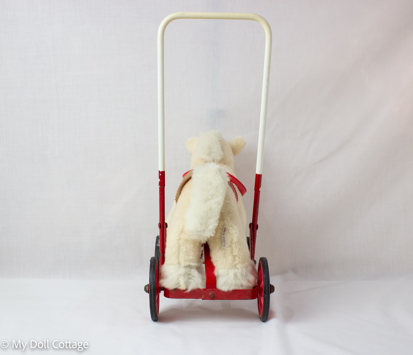 Rear view showing handle and tail detail