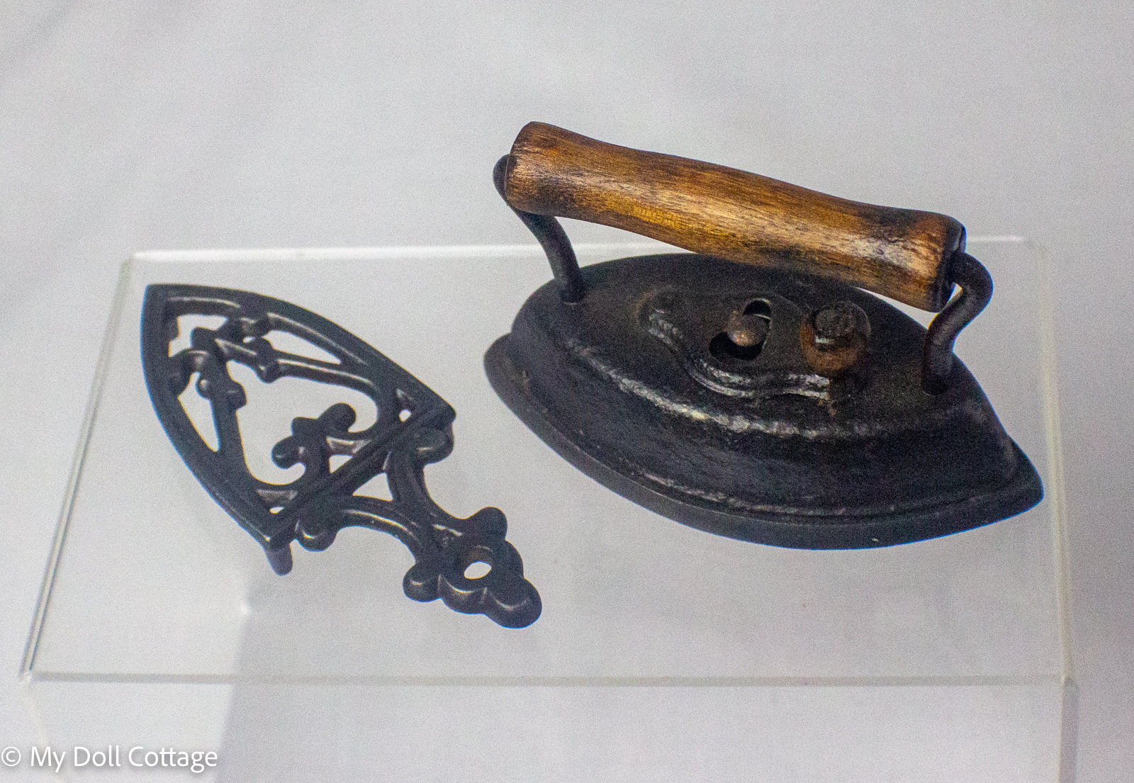 Top view highlighting the removable wooden handle and opening mechanism alongside the original stand.