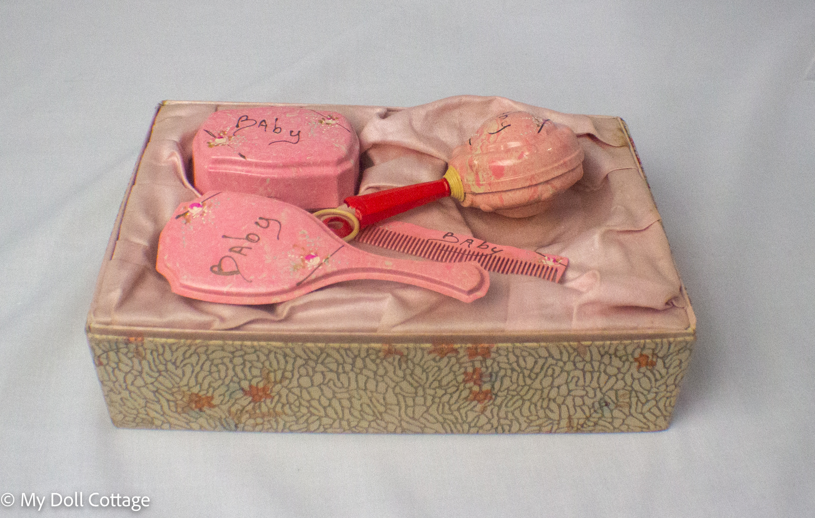 Angled view of the complete four-piece vanity set.