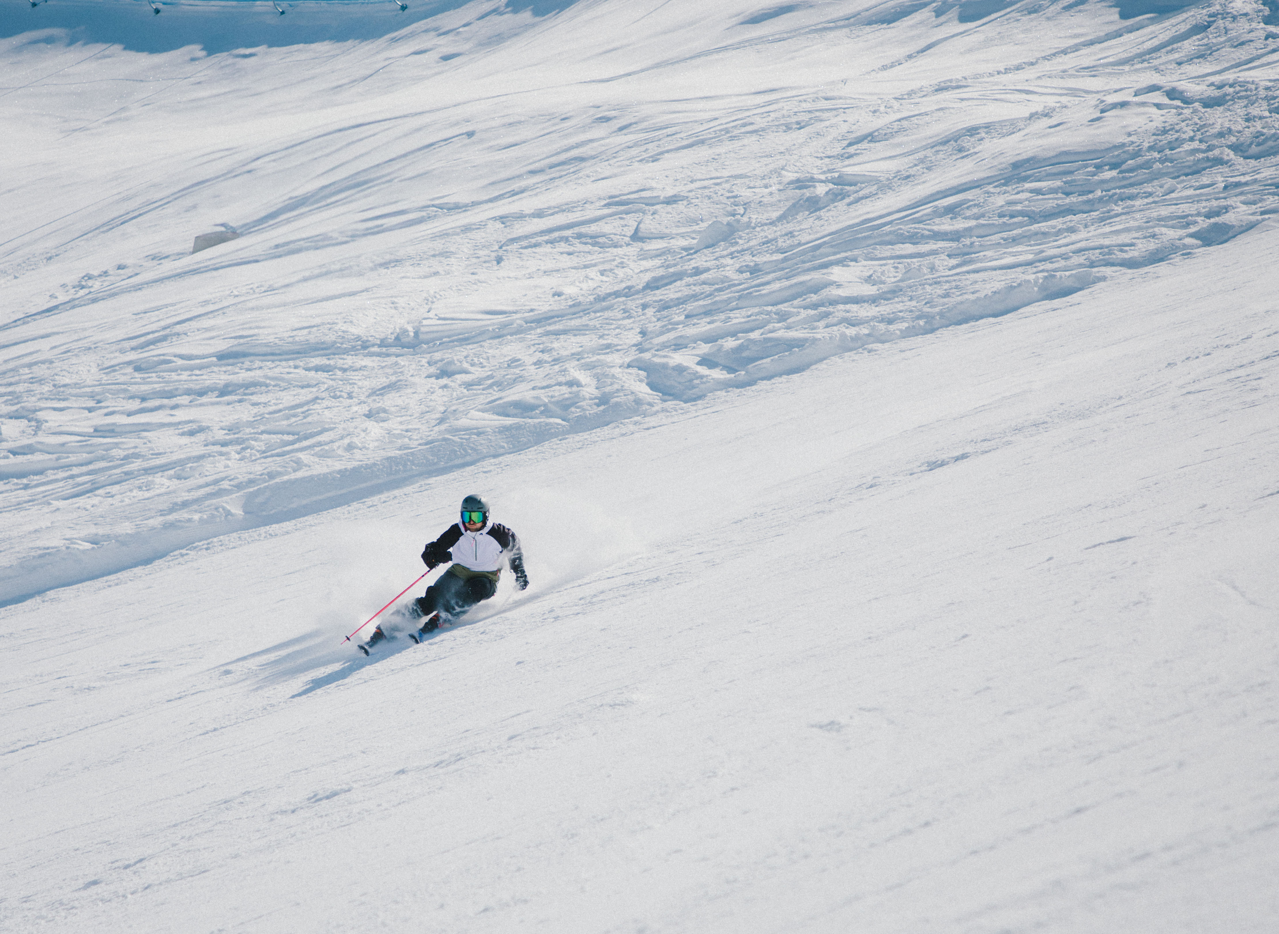 High Speed Carving turn on the slopes of Bruson 