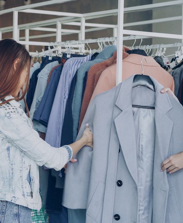 Conseillère en boutique avec une cliente