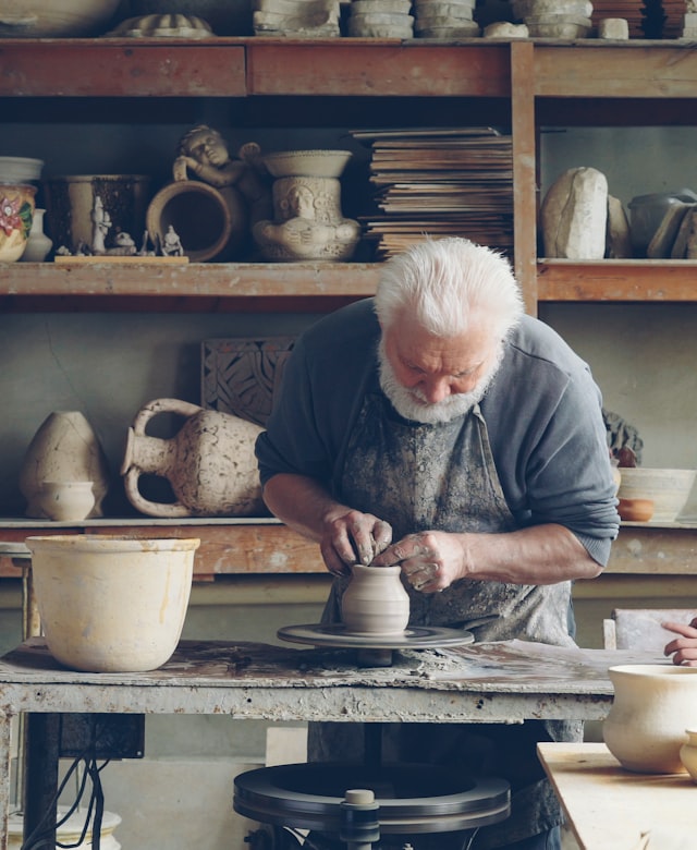 Artisan expert transmettant son savoir-faire