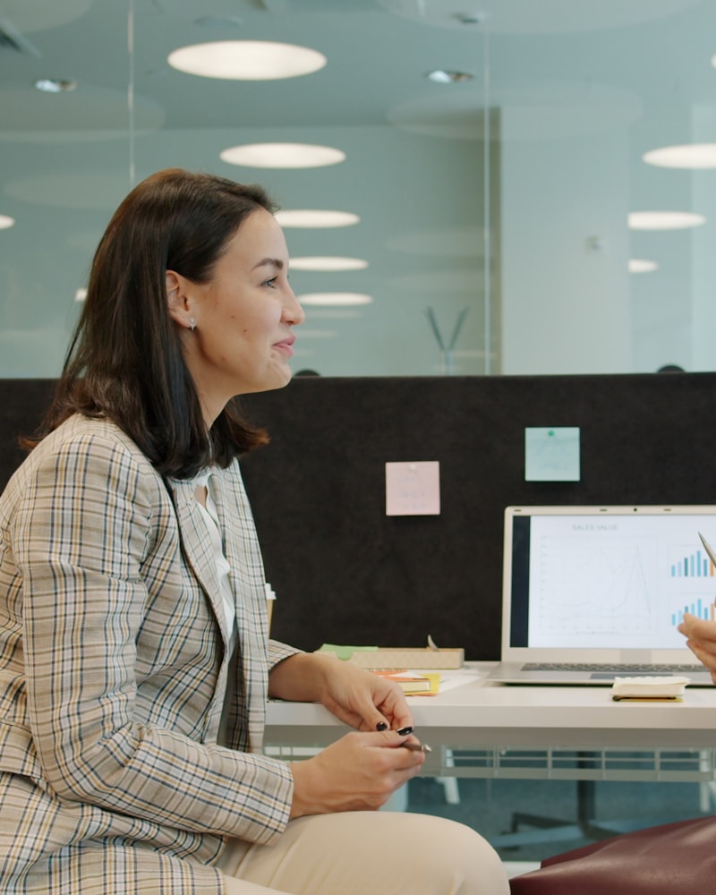 Équipe RH échangeant autour d'un parcours d'onboarding