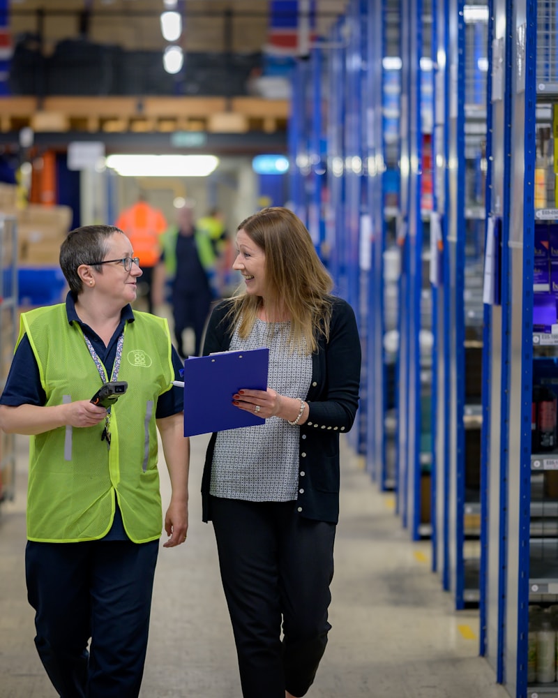 Collaborateur terrain souriant dans son environnement de travail