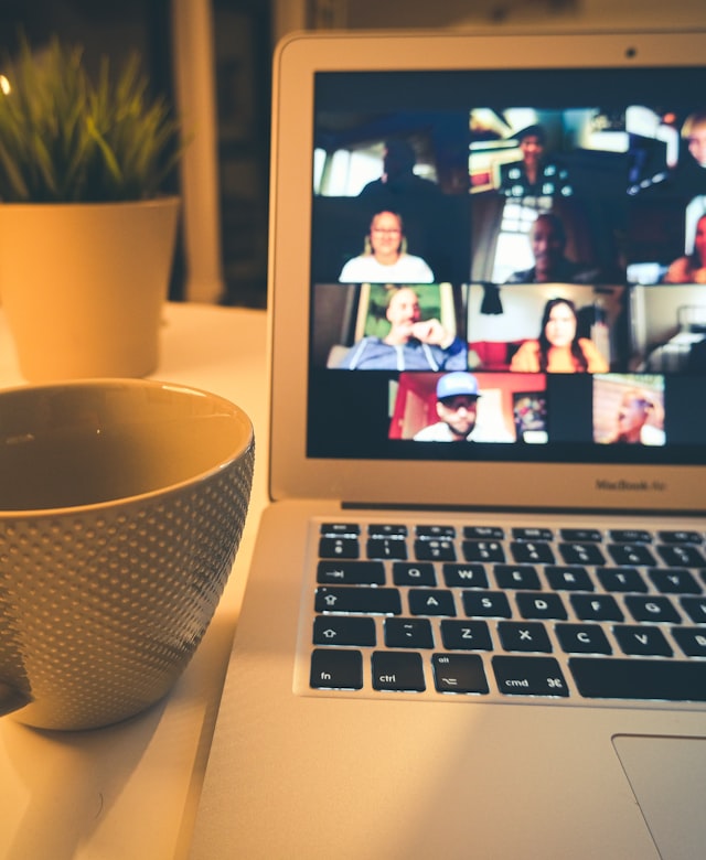 Webinaire suivi sur un ordinateur portable