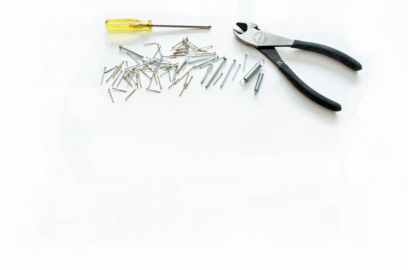 Outils rangés sur fond blanc, kits de formation clés en main