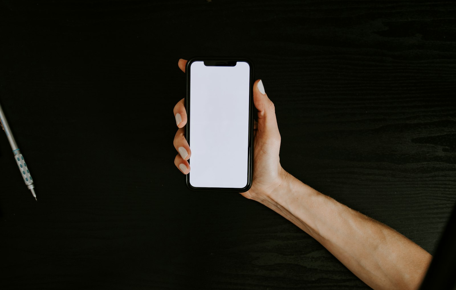 Main tenant un smartphone, application mobile en marque blanche