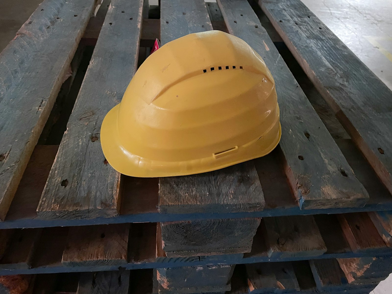 Casque de chantier jaune, formations sécurité au travail