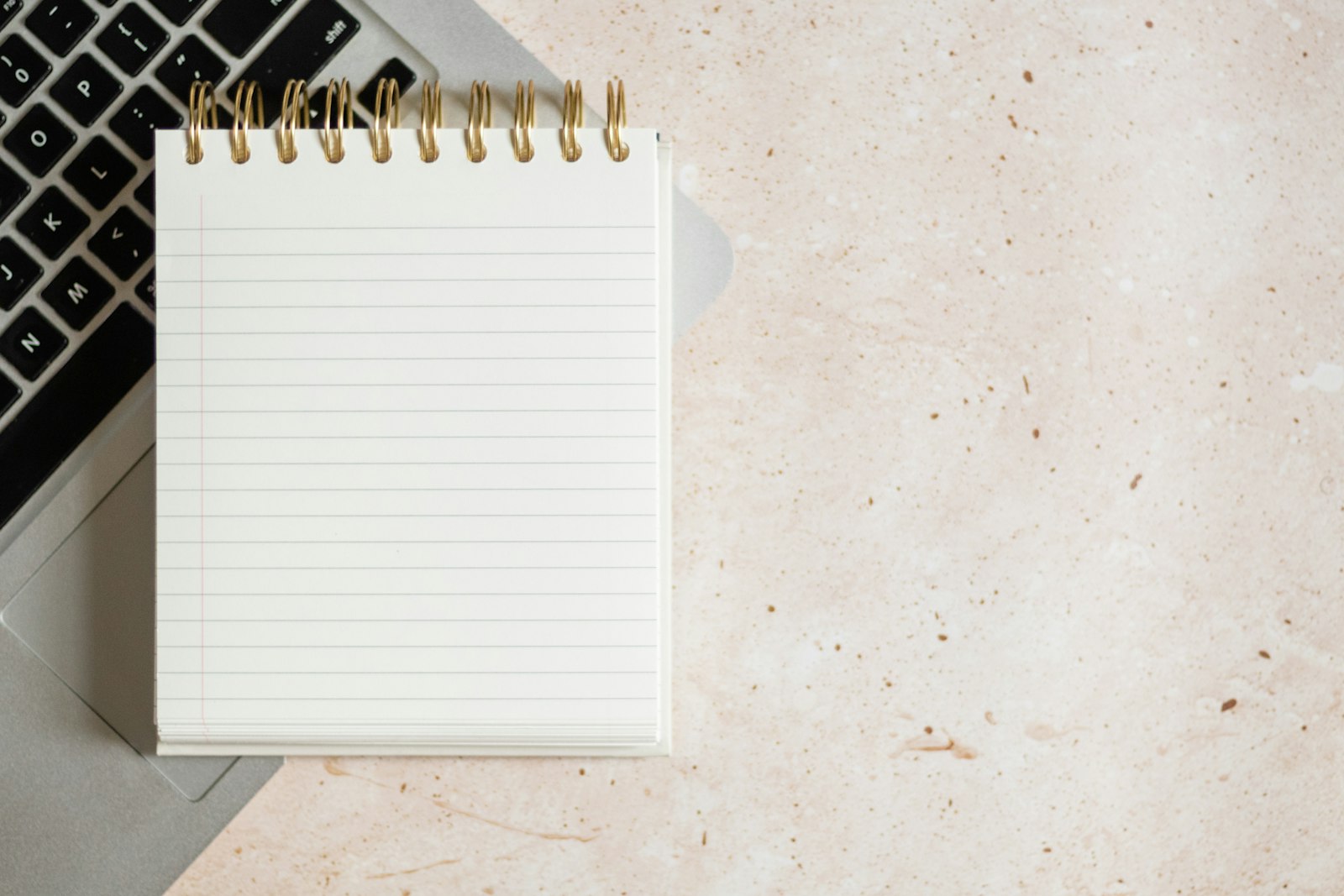 Ordinateur portable et carnet, guide IA du microlearning
