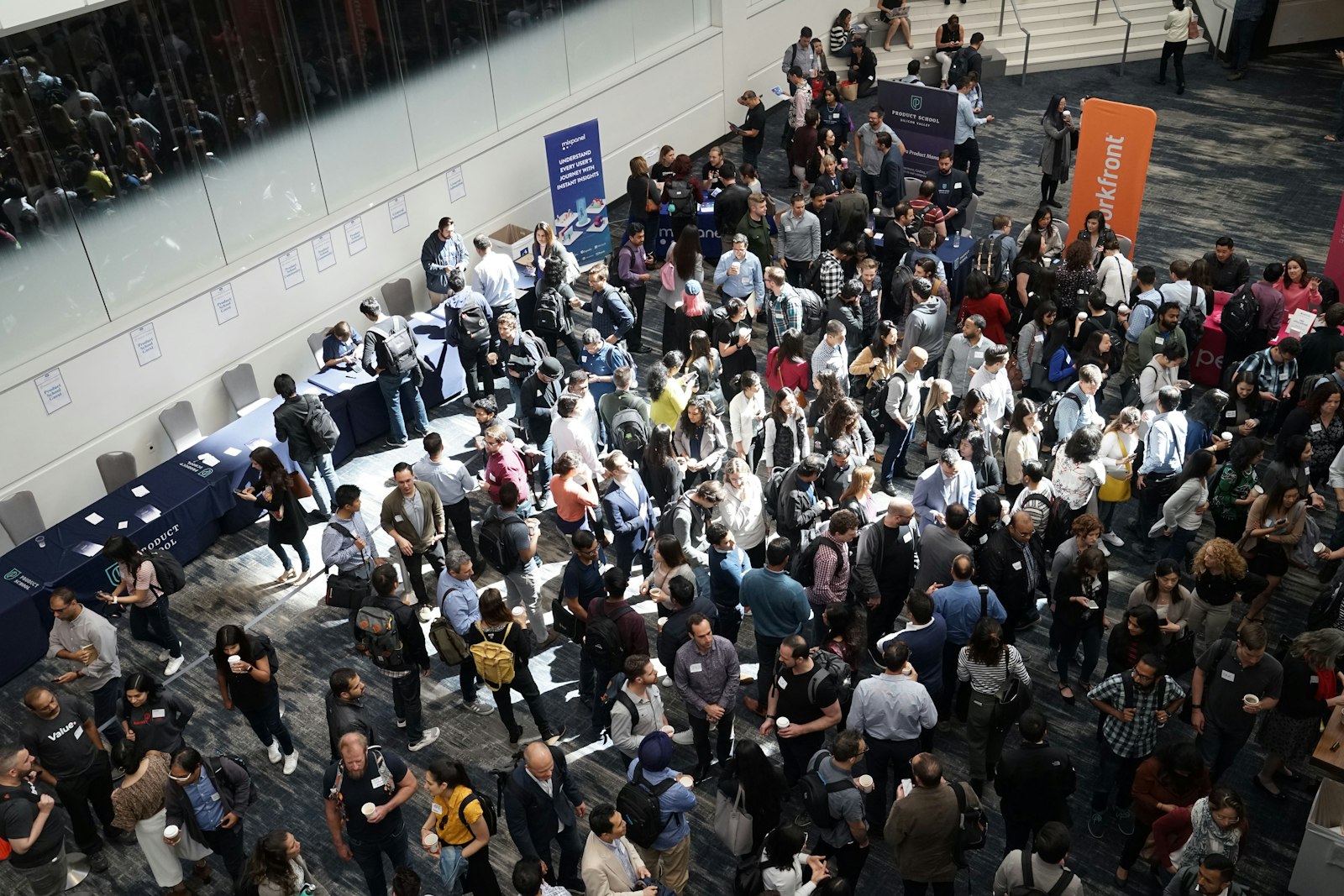 Visiteurs dans le hall d'un événement EdTech