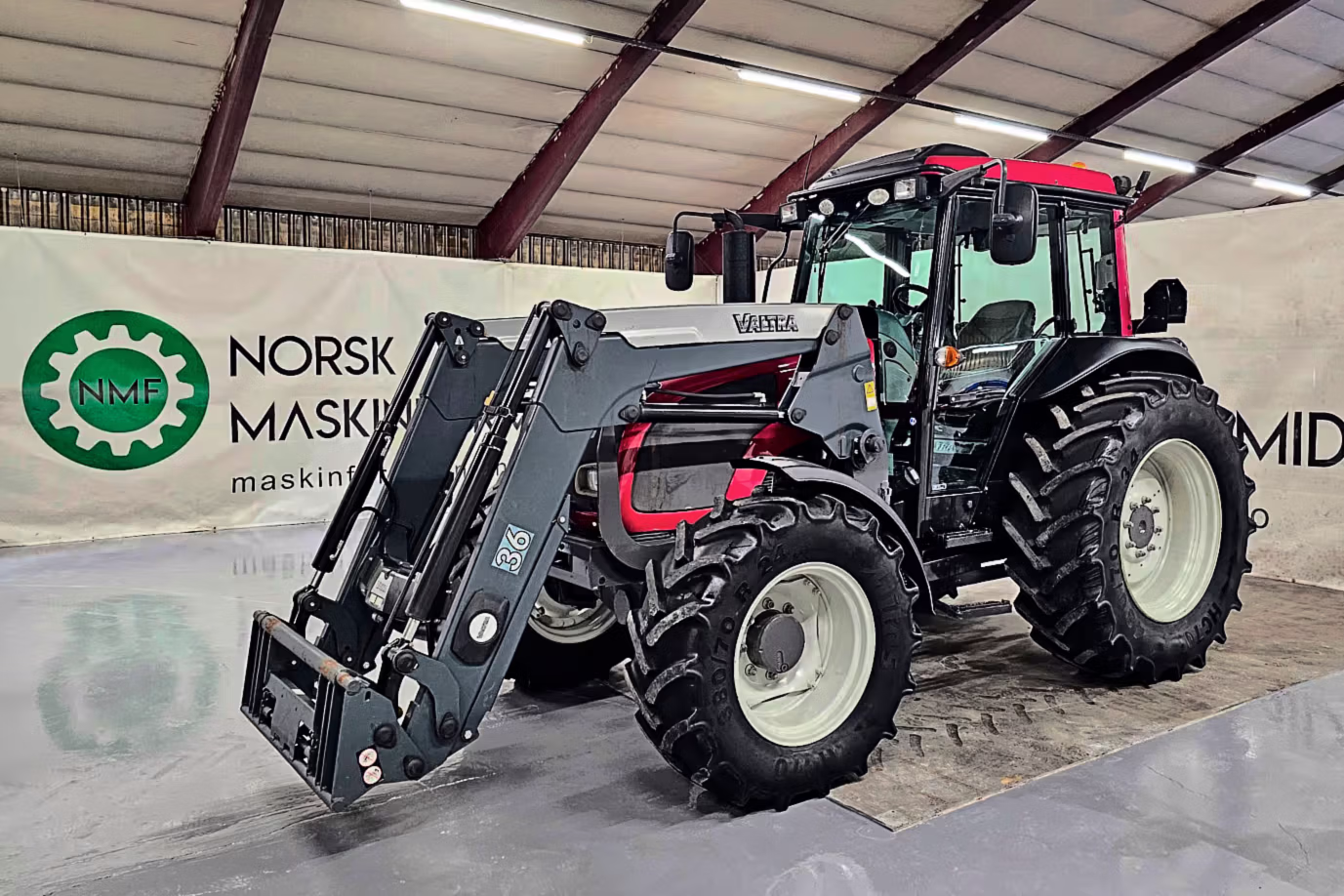 Traktor i hall