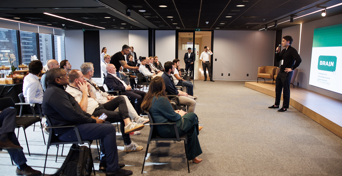 Line graph comparing Top-25% private equity funds, private equity funds, and public market from 2009 to 2021, alongside Dutch text about experienced private equity investors using research.