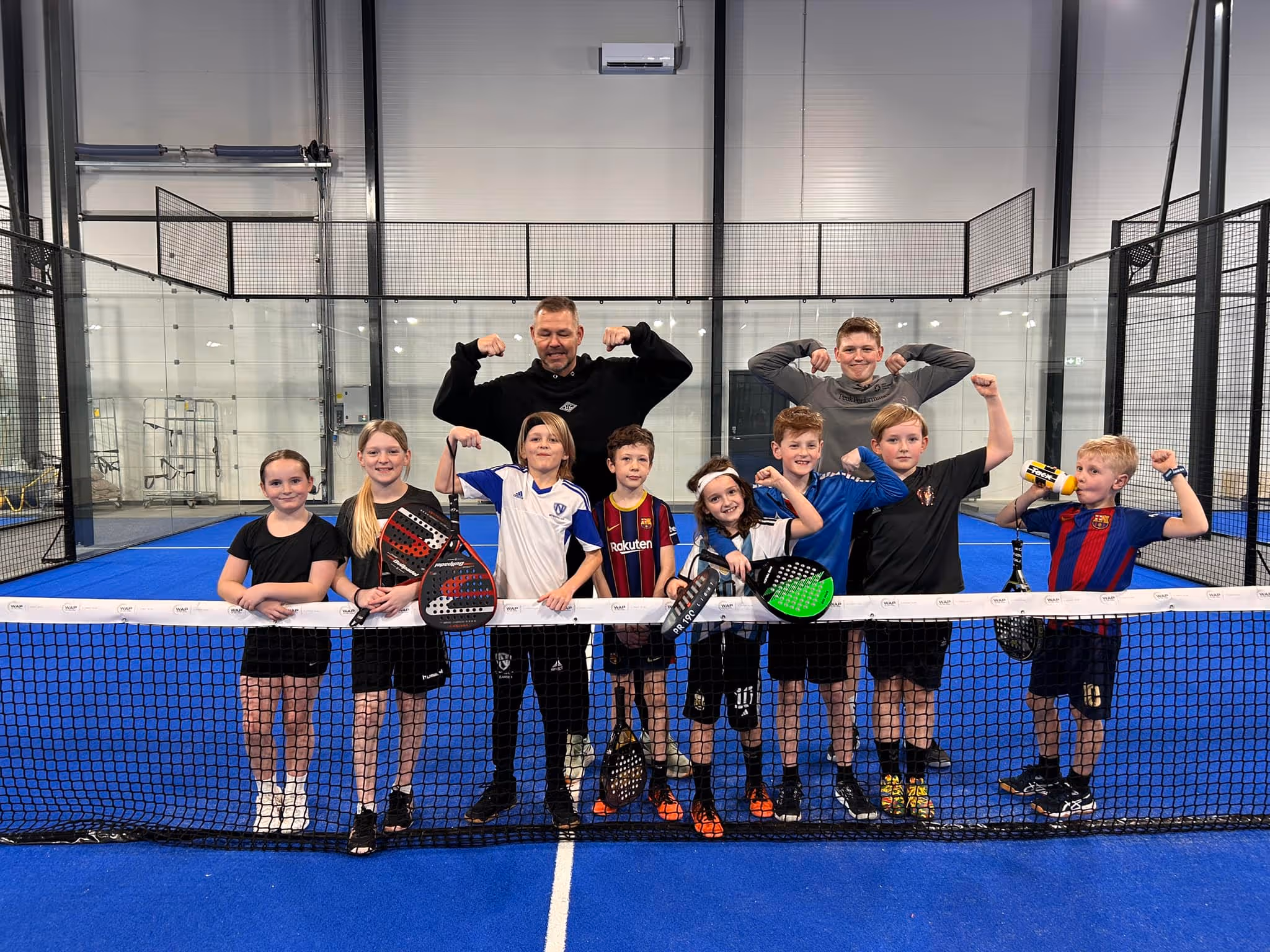 Holdet af spillere i børnetræning Nyborg Padel