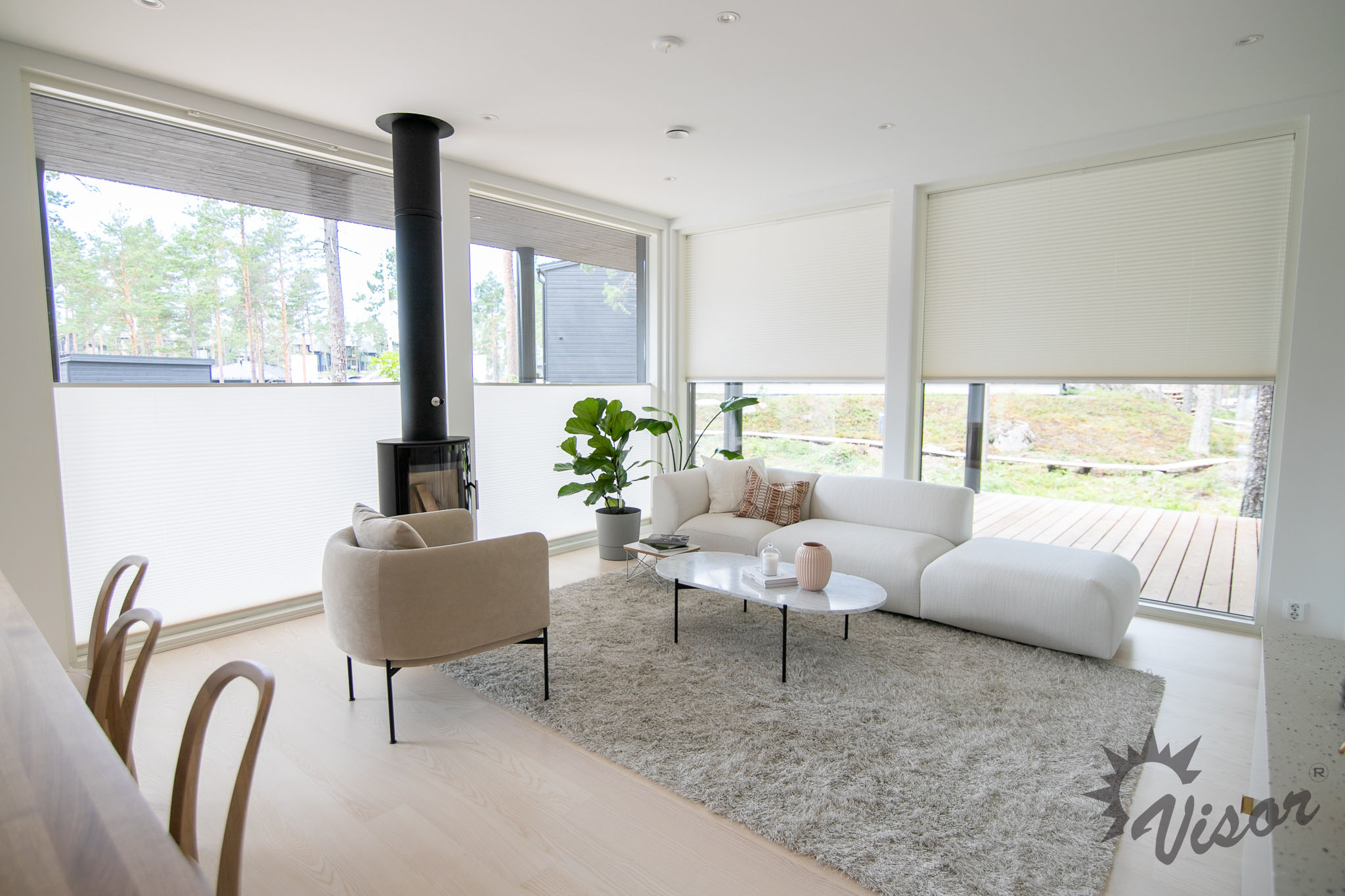 Valkoisen olohuoneen kaihtimet