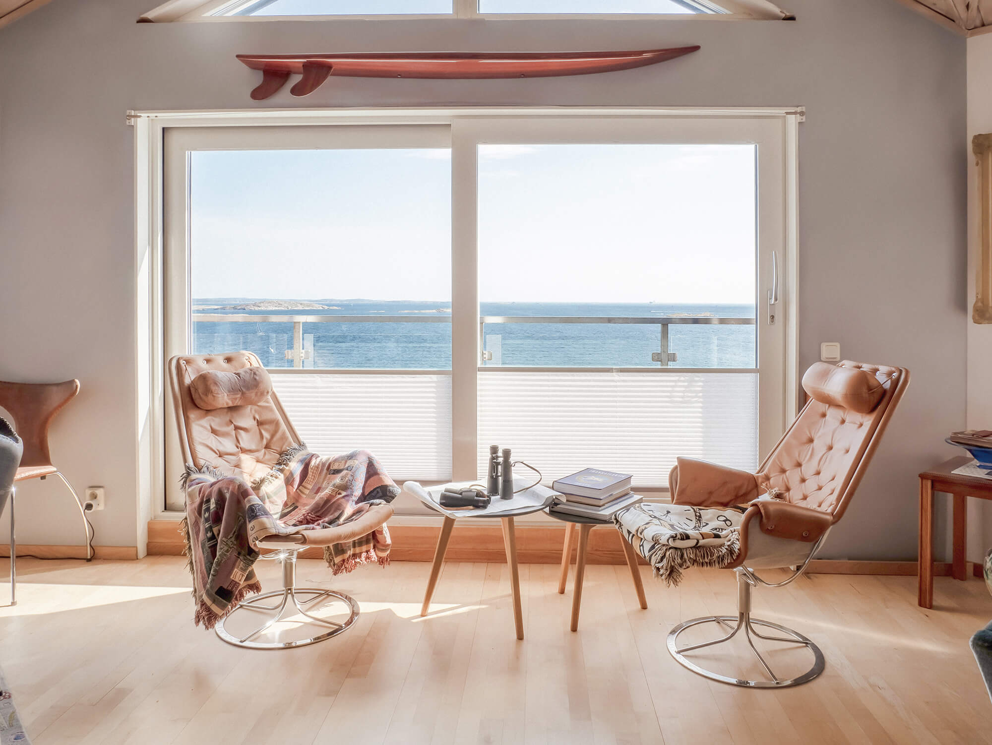 Vaalean punaisen huoneen kaihtimet