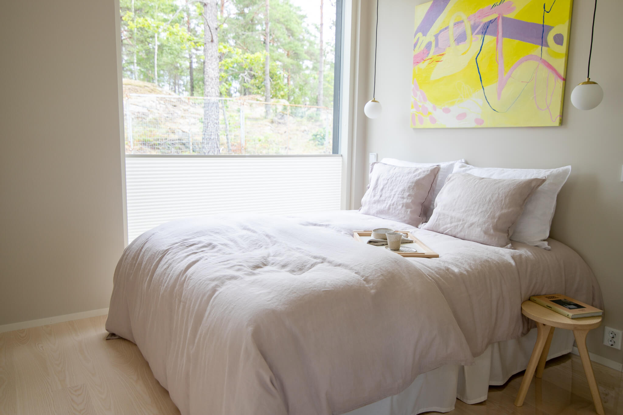 Vaalean makuuhuoneen kaihtimet