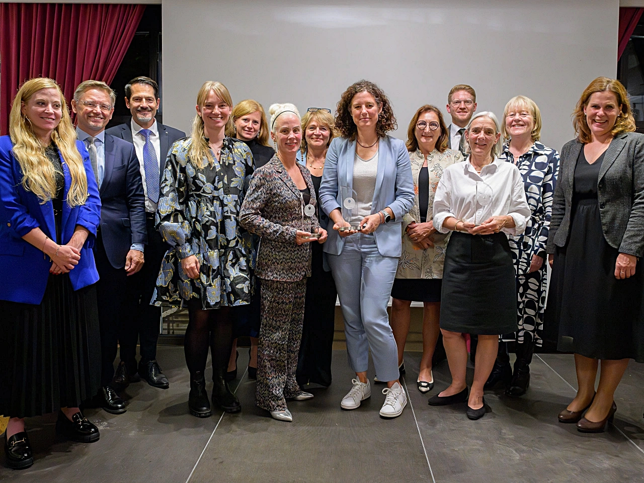 Älterer Mann wird im Rahmen eines sozialen Projektes in den Arbeitsmarkt integriert