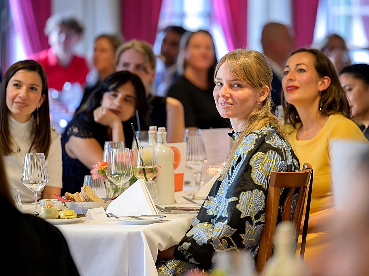 Mann auf der Bühne bei der Auszeichnung für soziale Initiativen