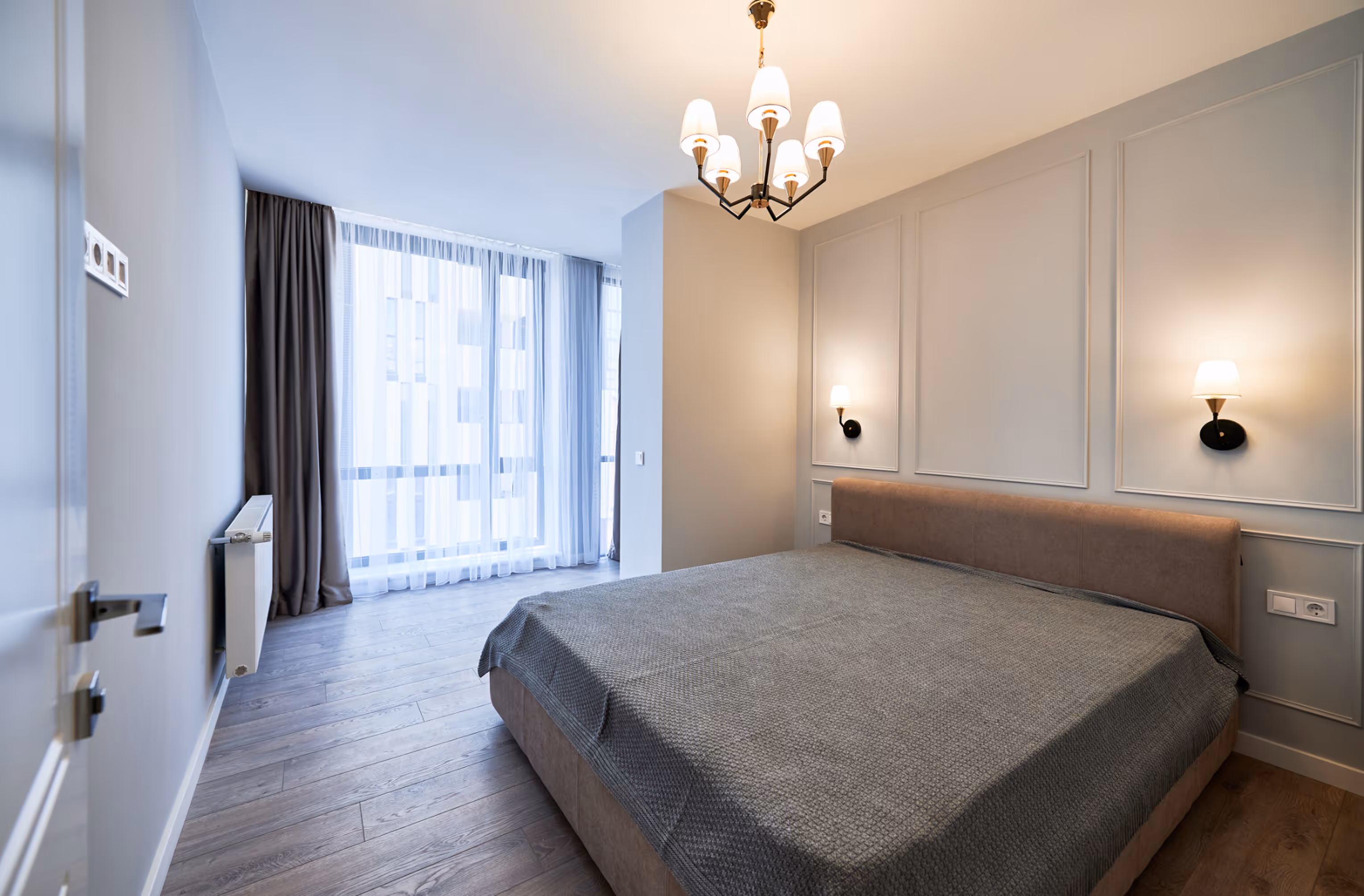 Felújított hálószoba fa padlóval