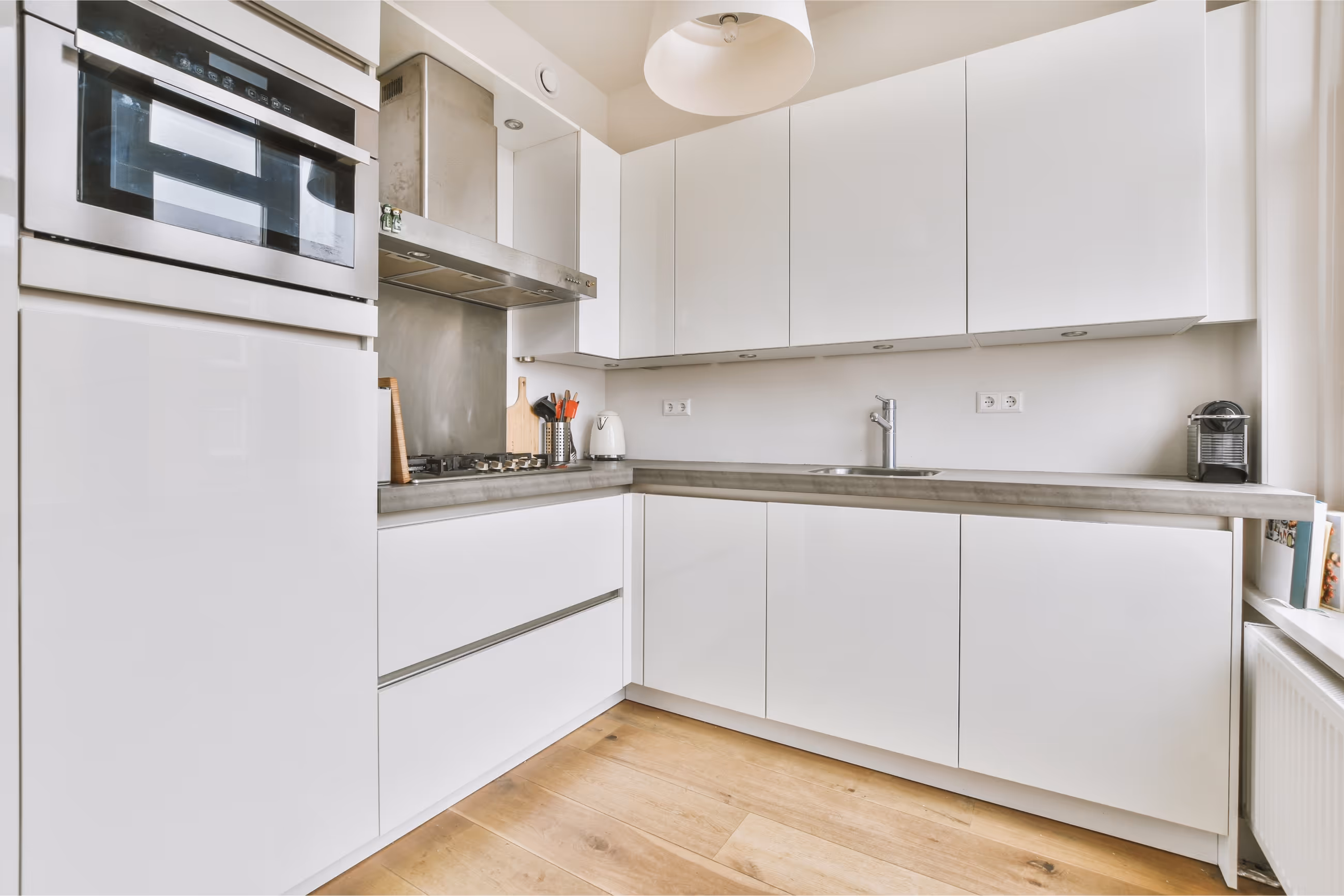 Felújított hálószoba fa padlóval