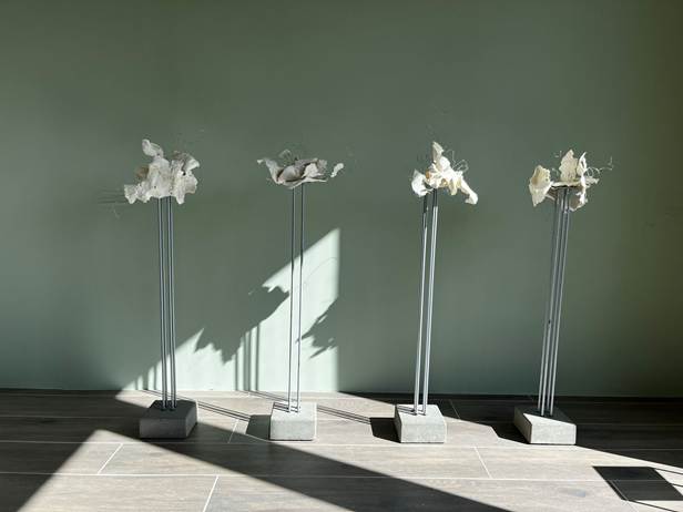 Afbeelding met muur, vaas, kunst, lichtDoor AI gegenereerde inhoud is mogelijk onjuist.