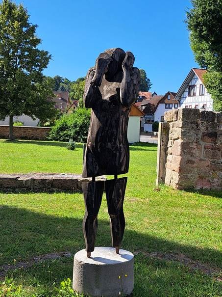 Afbeelding met buitenshuis, gras, boom, hemelDoor AI gegenereerde inhoud is mogelijk onjuist.