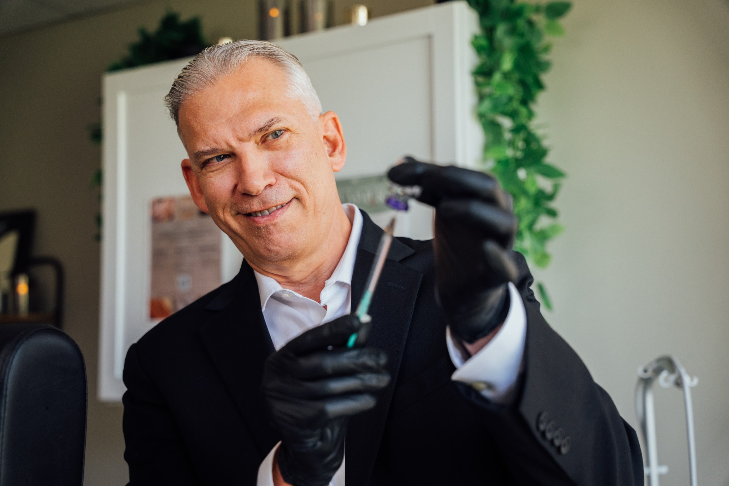 Dr. Lee Kleiman preparing a neurotoxin treatment