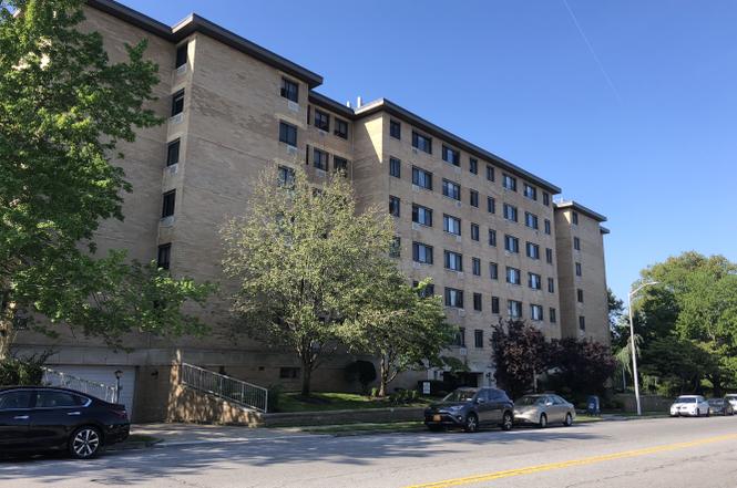 Leading bathroom solutions for multi-family housing and property management projects in Rockville Centre  by Bath Fitter Commercial Solutions.

