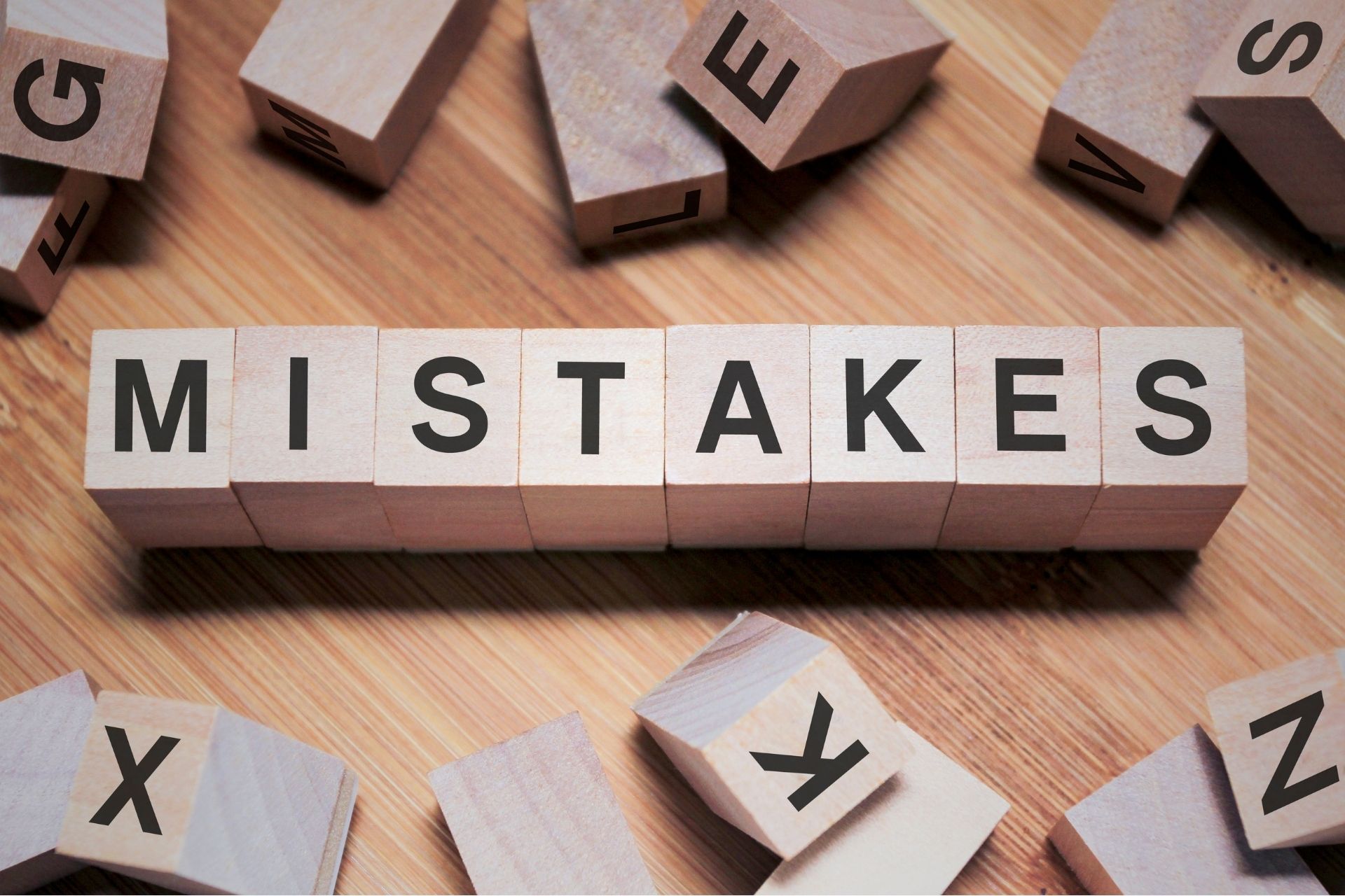 Common mistakes organizations make when implementing ISO 45001 clauses, including poor planning, weak leadership, and lack of system integration.