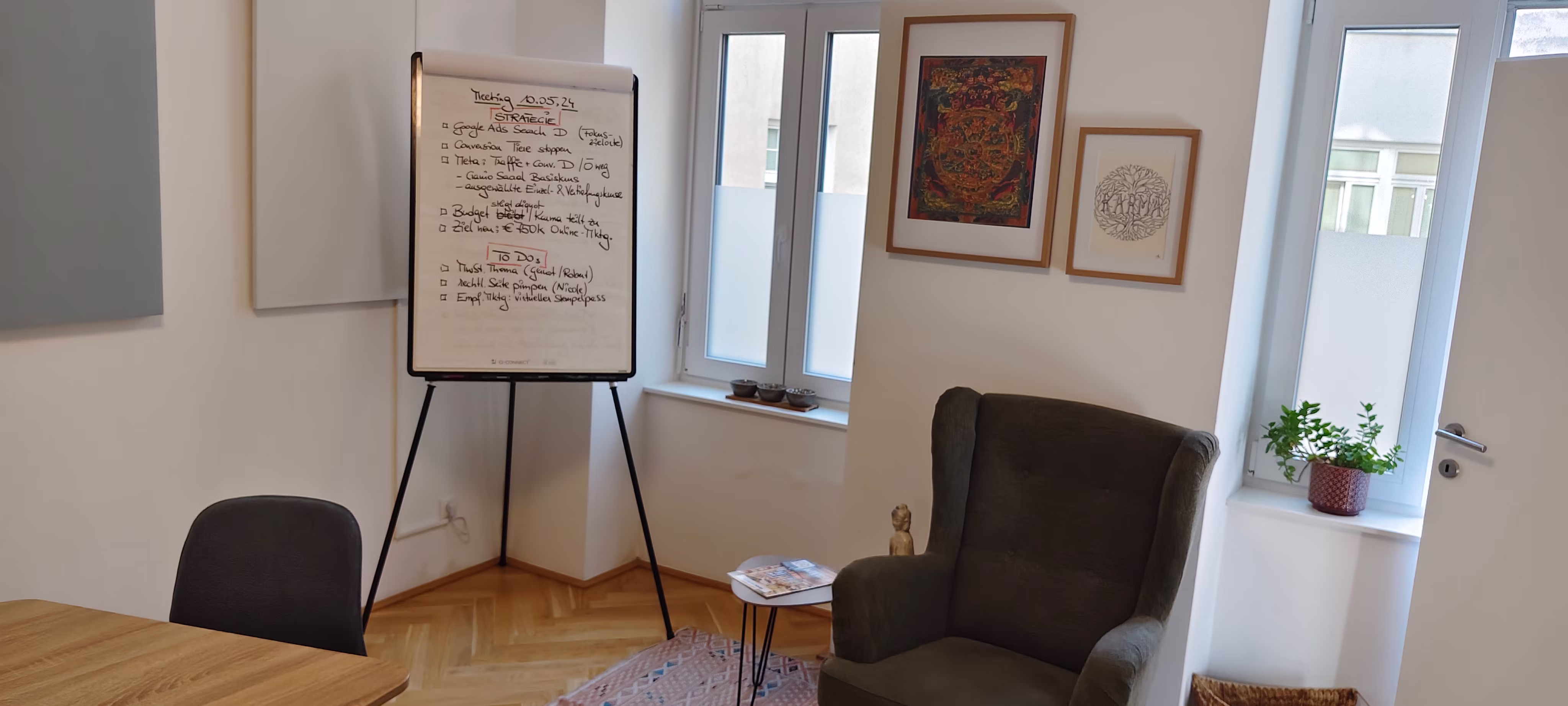 Dieses Bild zeigt das Büro von Karma Marketing im Ess-/Meetingbereich