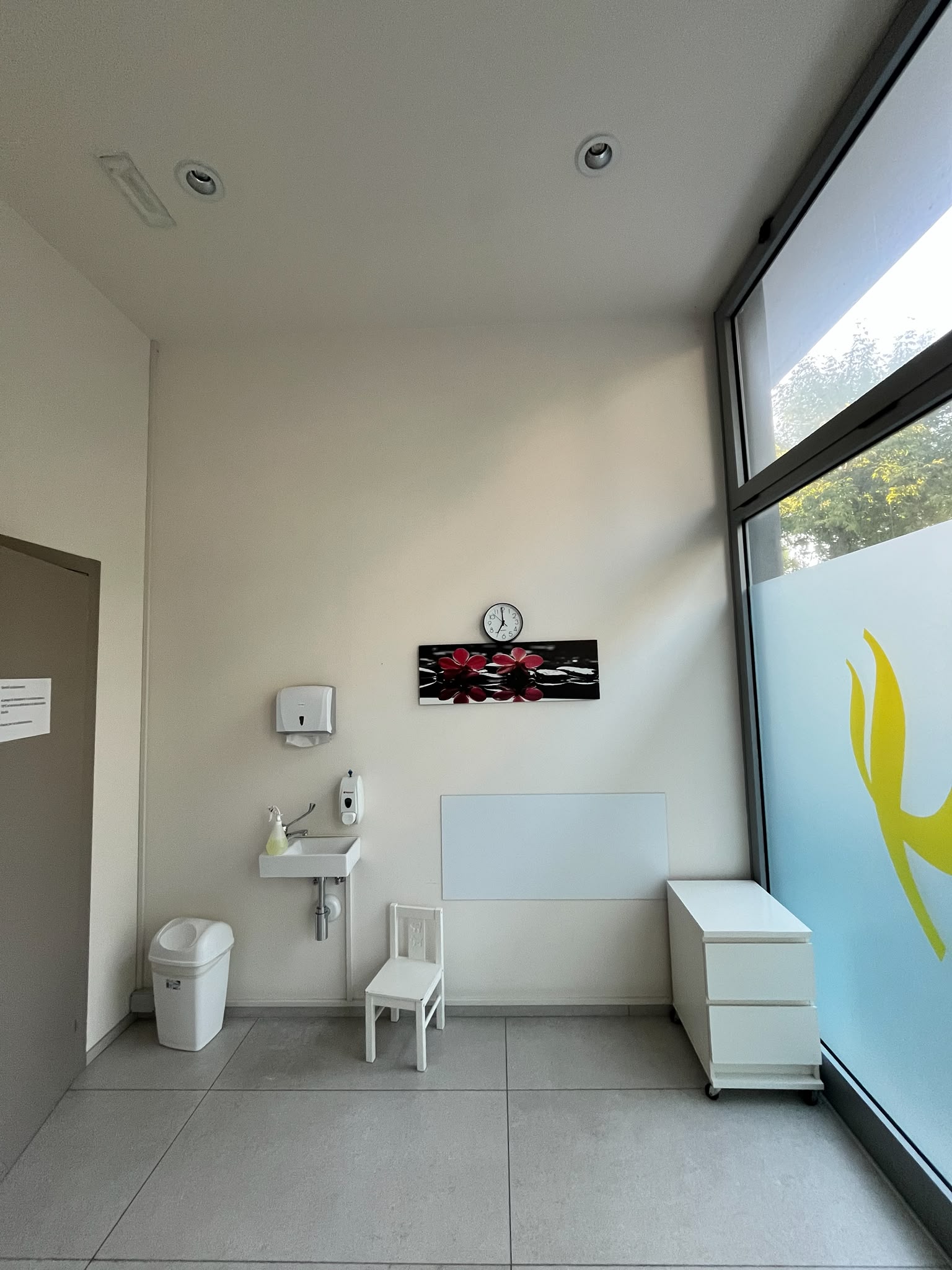 Ambulatorio del centro Theia a Rimini con lavabo e ampia vetrata