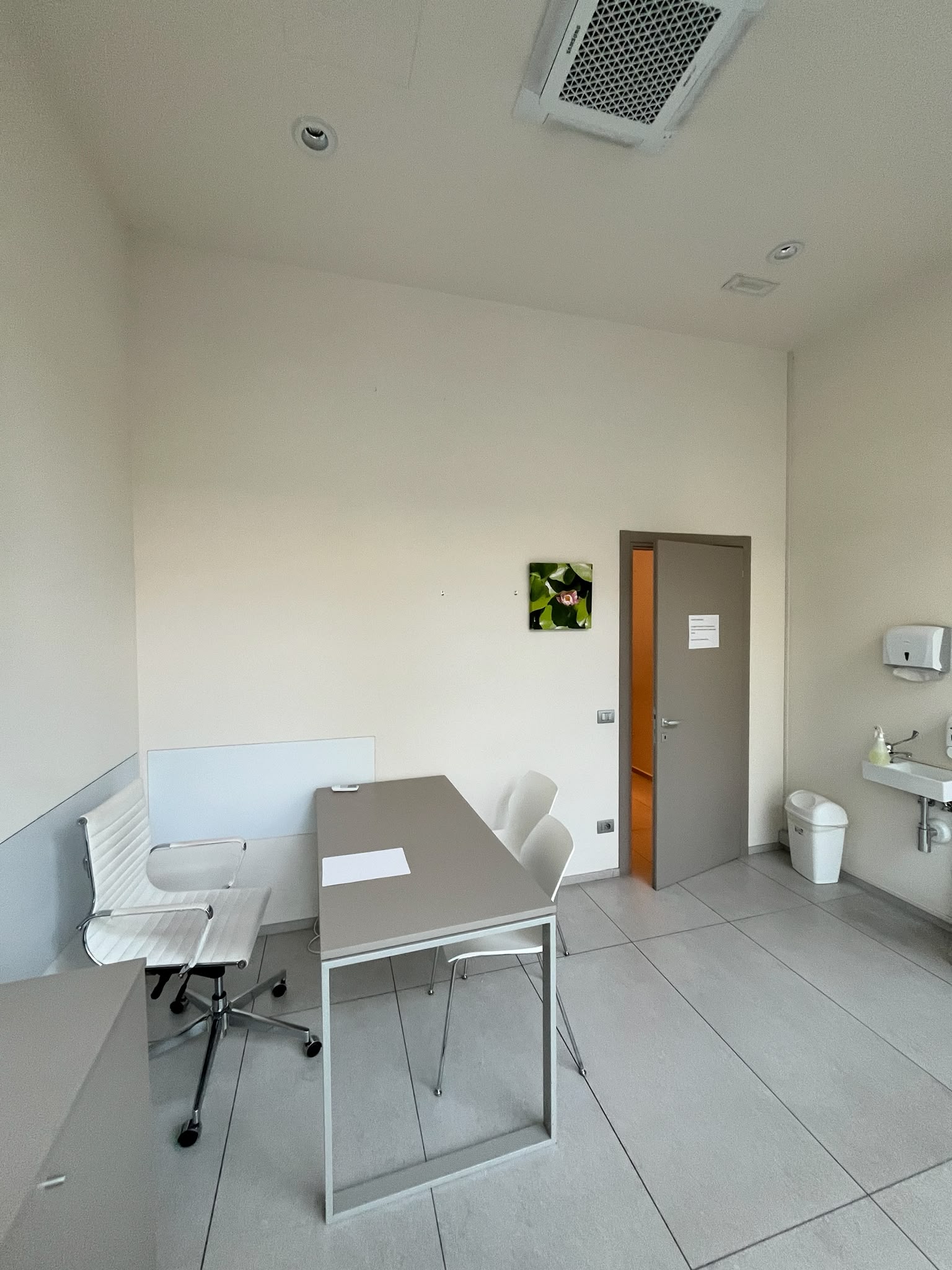 Studio nutrizionale Theia a Rimini con scrivania e sedute per i pazienti