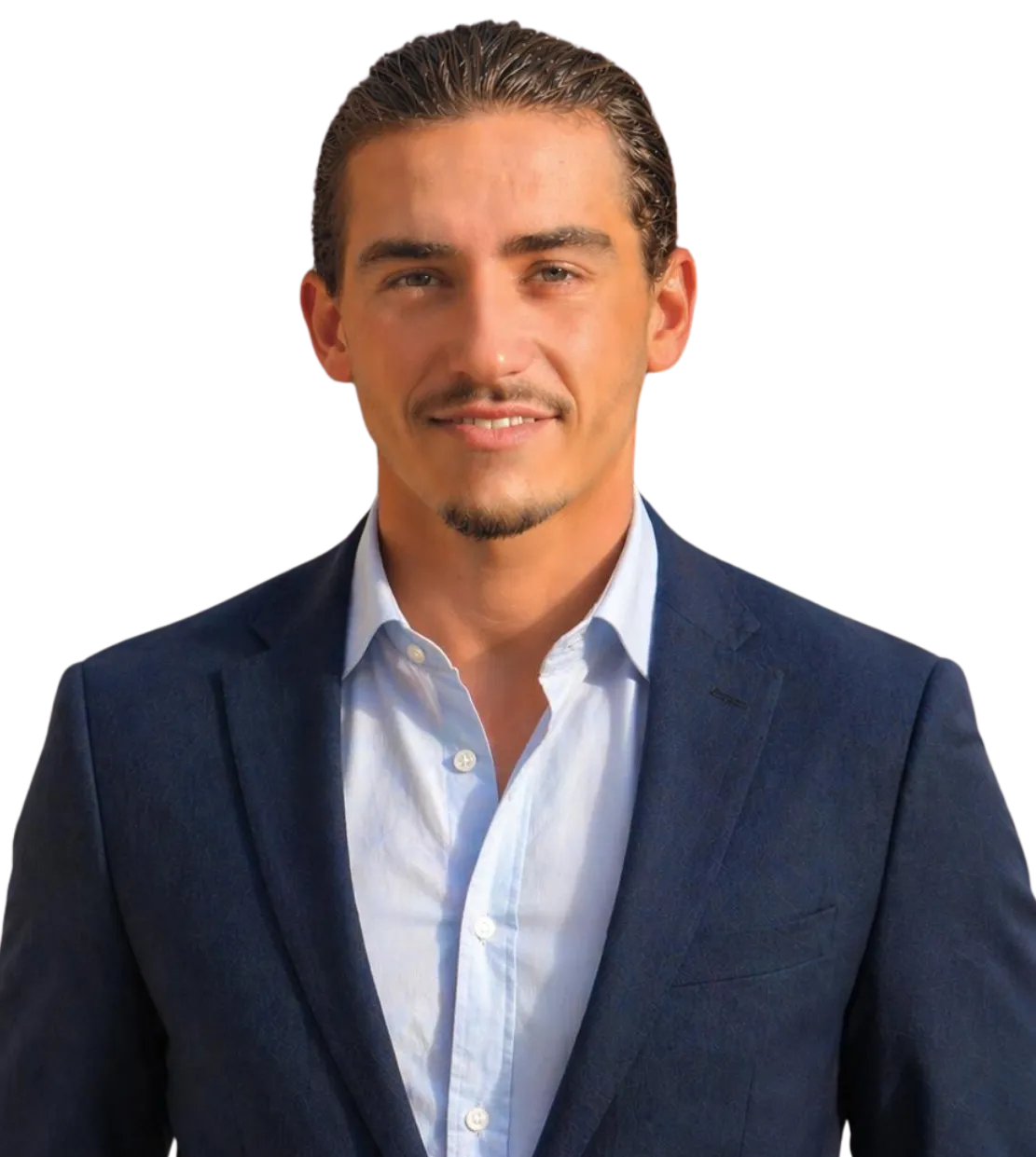 Homme avec cheveux mi-longs bouclés, portant une chemise gris clair à motif géométrique.