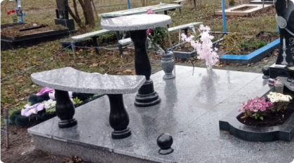 Лавка та стіл