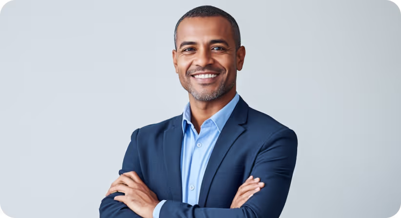 Homem de terno azul da equipe comercial da Wf Refrigeração.