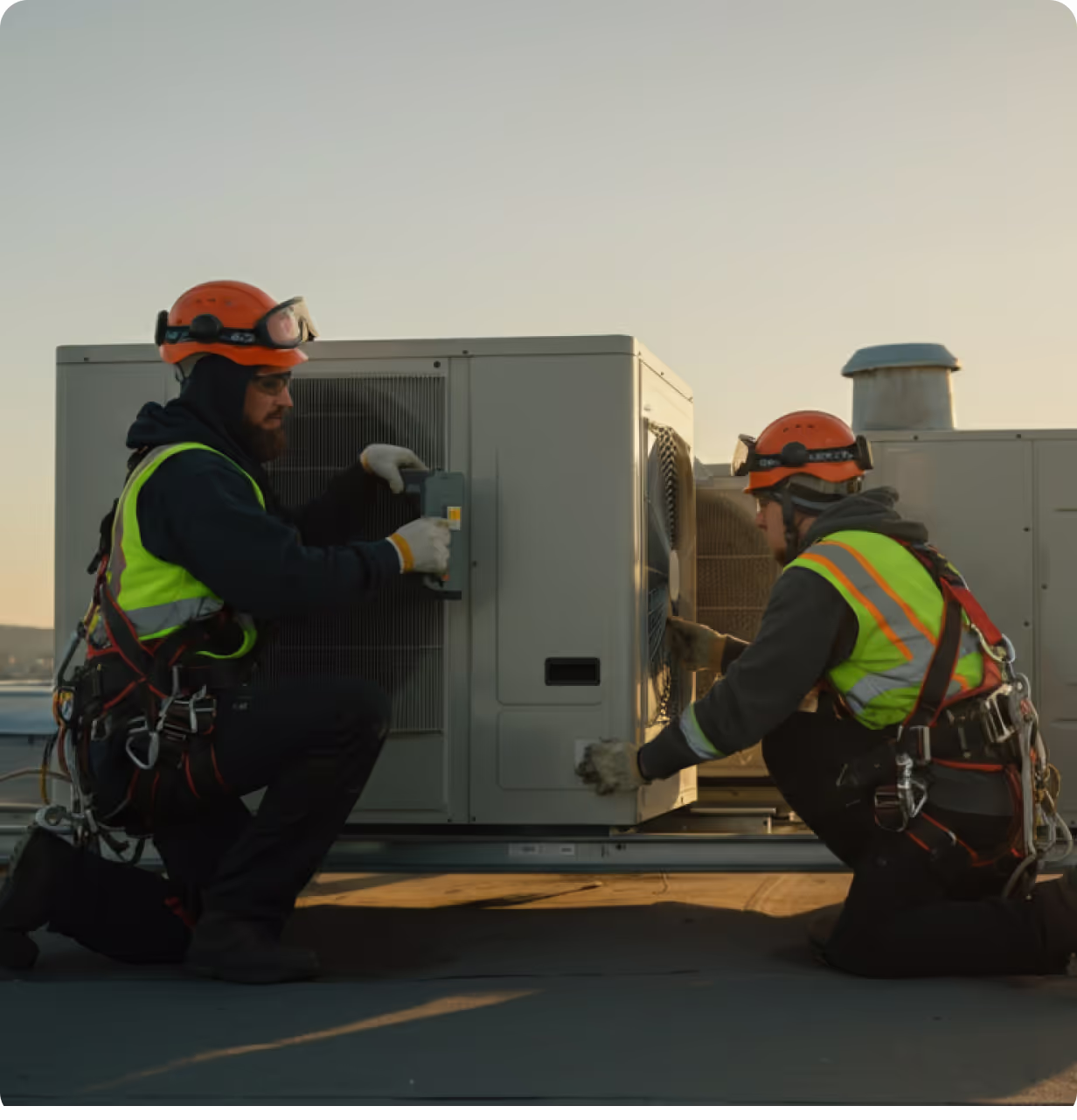 Técnicos inspecionando o equipamento.