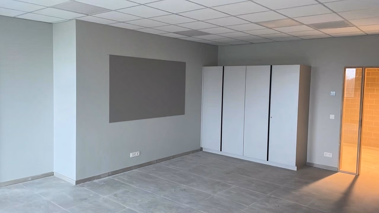 Prikbordbekleding op de wand van een lege ruimte