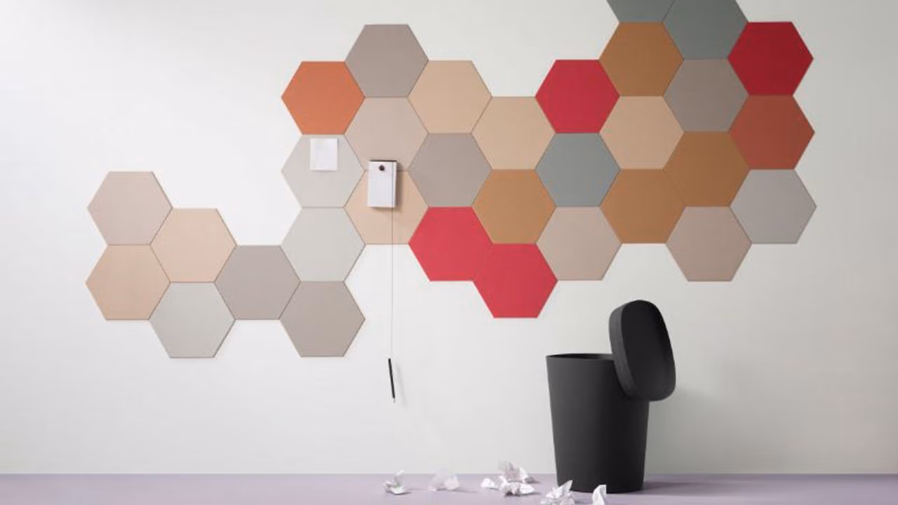 Zeshoekige prikbordpanelen in een veelkleurige wandcompositie