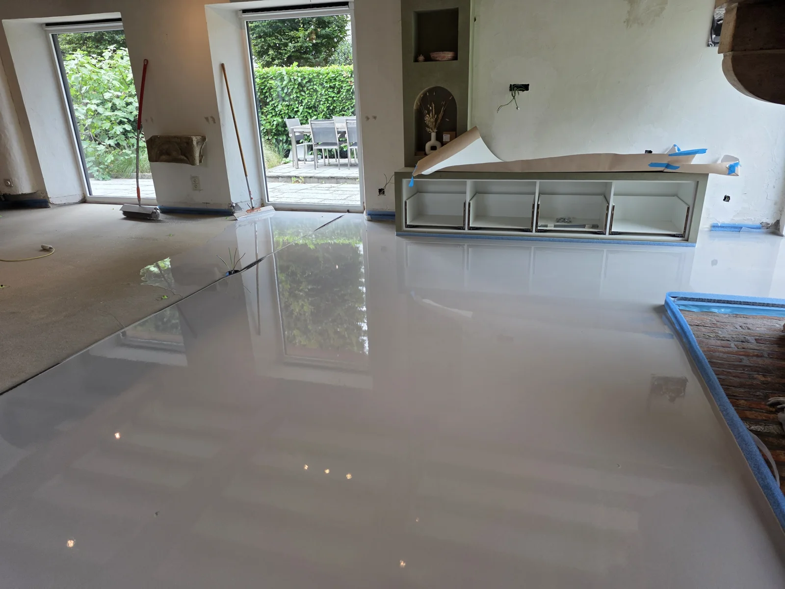 Vers geëgaliseerde ondergrond tijdens een woningrenovatie