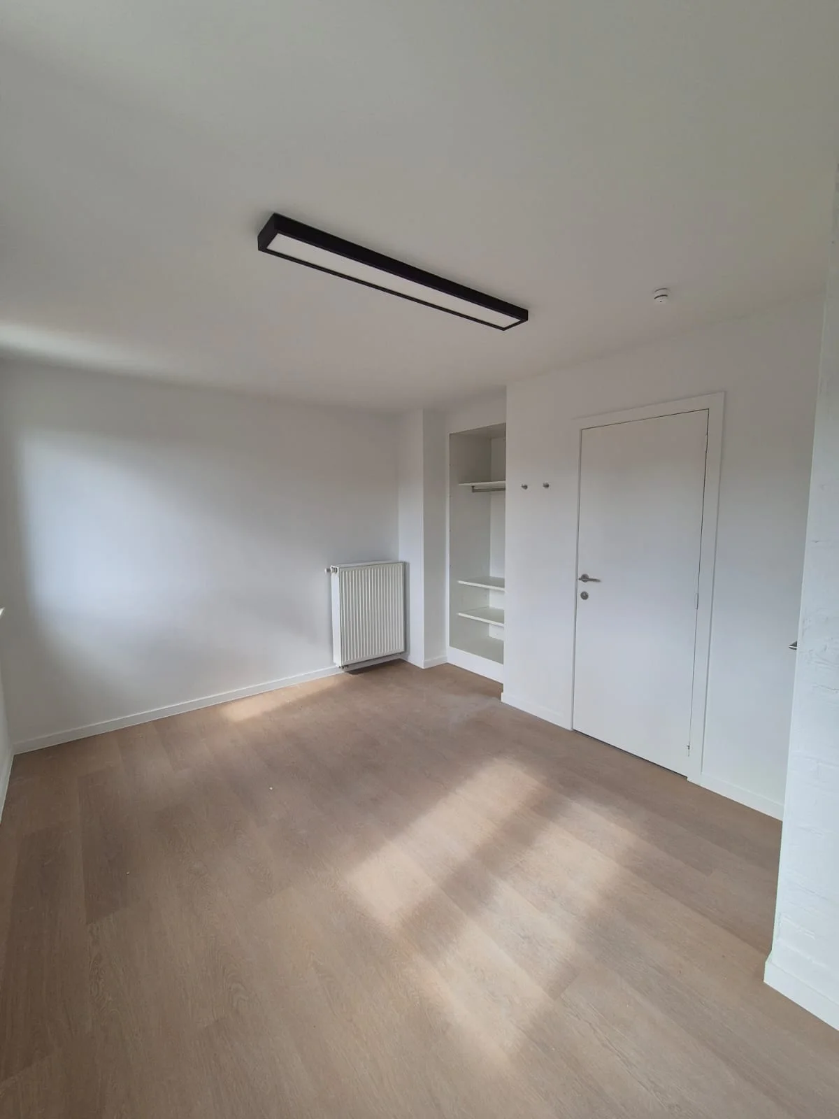 Houtlook klikvinyl in een gerenoveerde studentenkamer