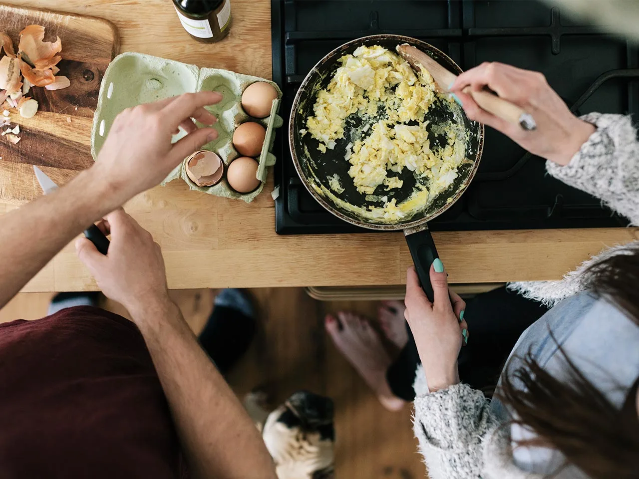Omelet met groenten en koffie als eiwitrijke maaltijd voor snel spierherstel na het sporten.