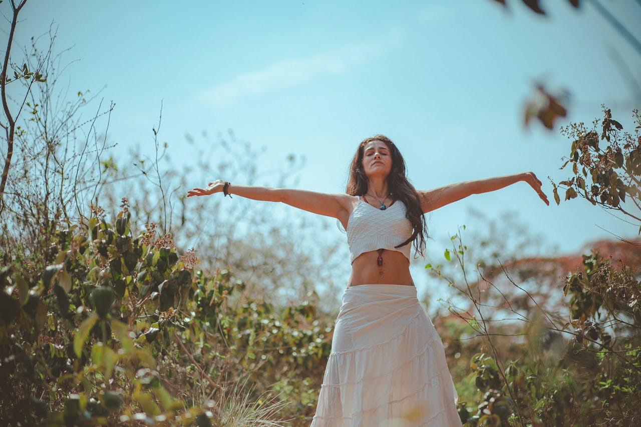 Foto de Lucas Pezeta: https://www.pexels.com/es-es/foto/mujer-extendiendo-ambos-brazos-2529375/